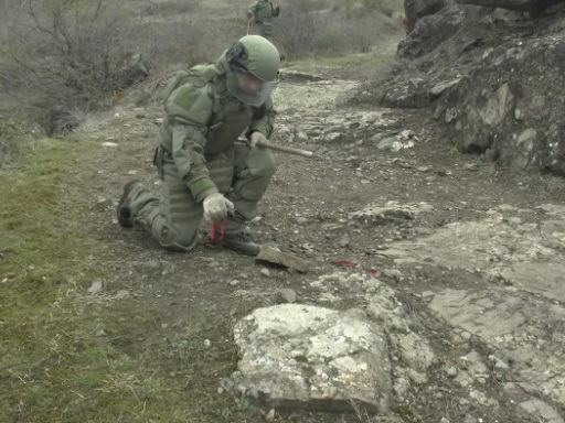 Российские миротворцы обезвредили около 100 взрывоопасных предметов на южной окраине Ханкенди