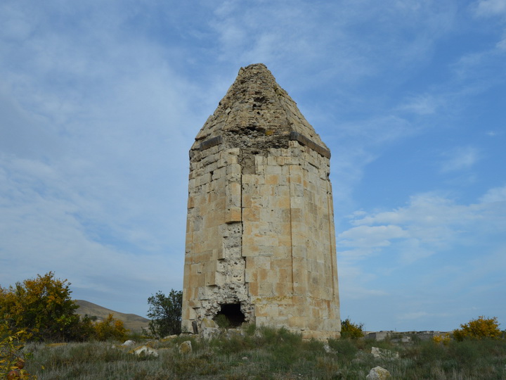 Армянские вандалы разрушили мавзолей XIV века в Зангиланском районе – ФОТО – ВИДЕО