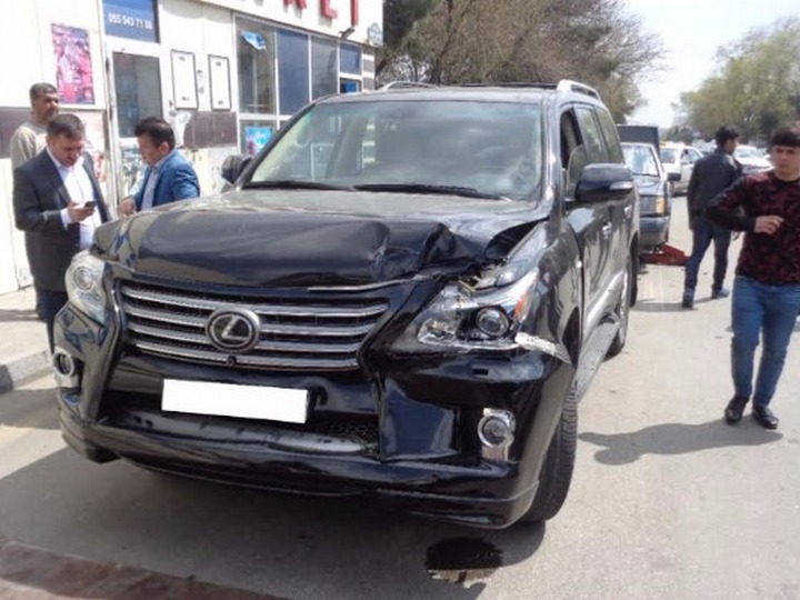 Qusarda “Lexus” hasara çırpılaraq yandı