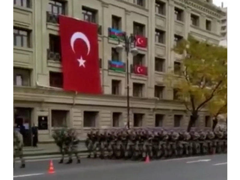 Türk hərbçiləri Bakı küçələrində addımlayır - VİDEO