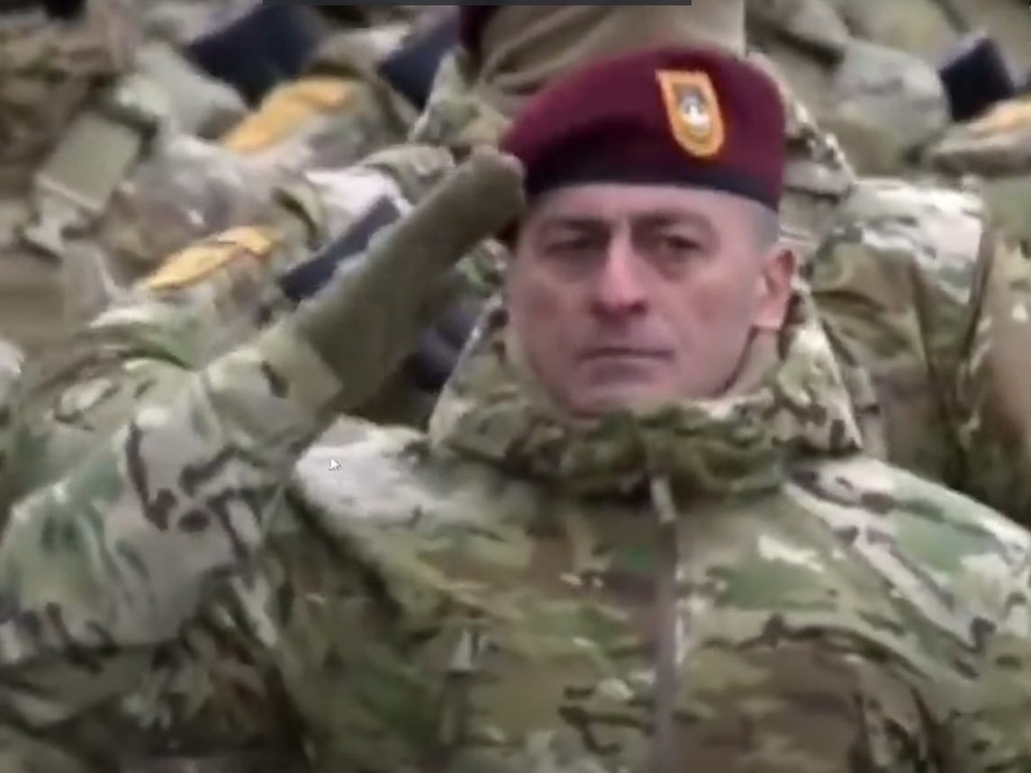 Спецназ во главе с генерал-лейтенантом Хикметом Мирзоевым на Параде Победы в Баку - ВИДЕО