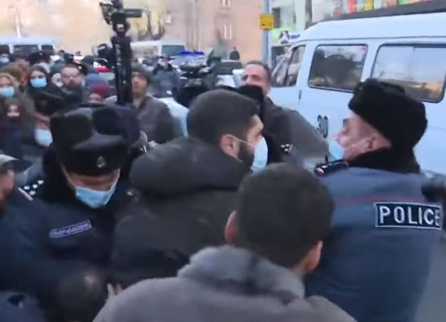 В Ереване произошла потасовка между полицией и протестующими - ВИДЕО - ОБНОВЛЕНО