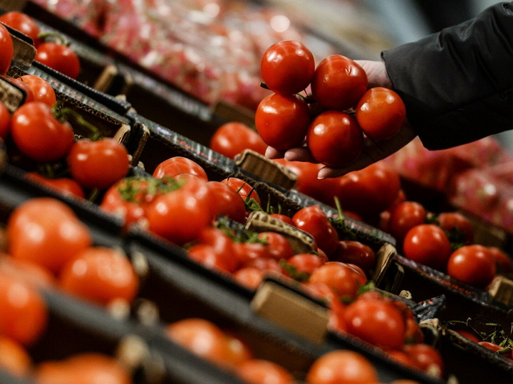 В России частично сняли временные ограничения на ввоз томатов из Азербайджана