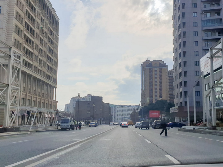 На оживленной бакинской улице строят новый пешеходный переход – ФОТО