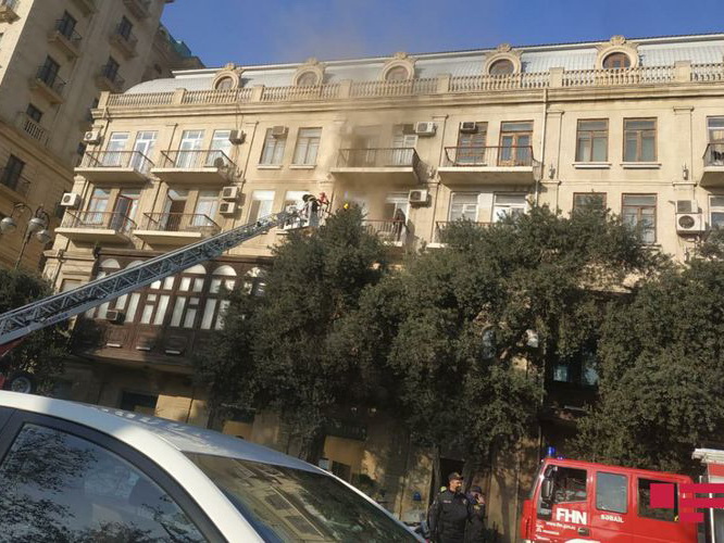 В центре Баку загорелся жилой дом – ФОТО