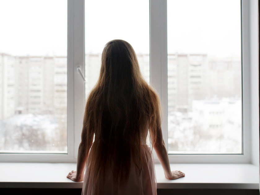 В Баку женщина выбросила своих детей в окно, а затем сама бросилась вниз