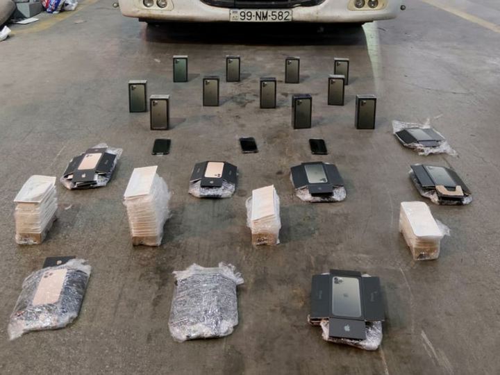 Gömrükçülər 16 ədəd “İphone”nin qanunsuz ölkəyə keçirilməsinin qarşısını aldı - FOTO