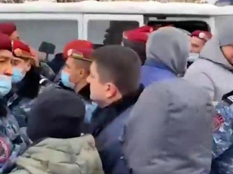 İrəvanda etirazçılar polislə toqquşdu, xəsarət alanlar var - VİDEO