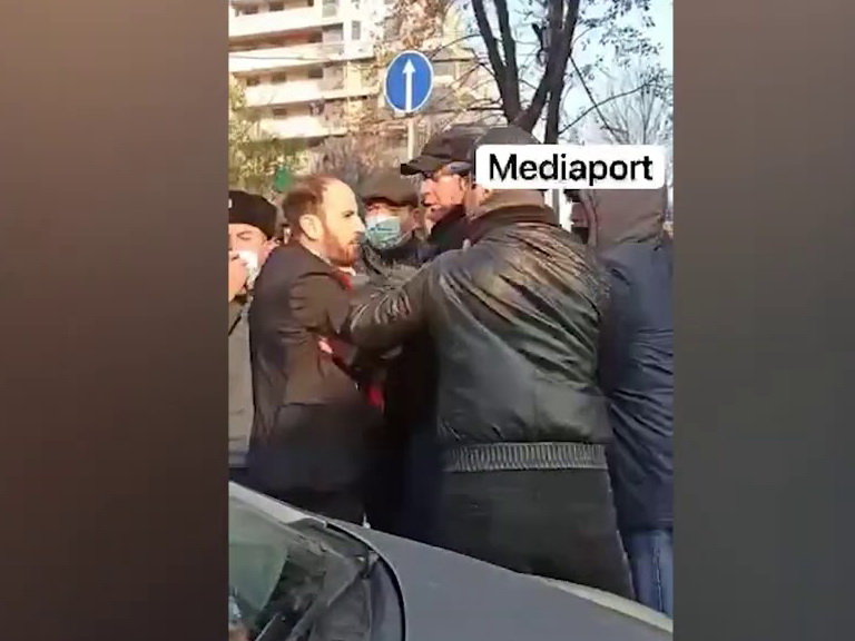 Армянский депутат подрался с протестующими и получил яйцом в голову - ВИДЕО