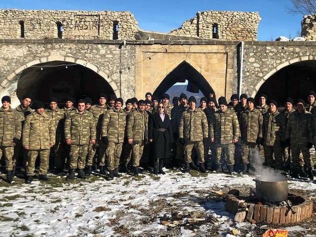 Севда Алекперзаде исполнила «Sarı gəlin» с солдатами в городе Шуша – ВИДЕО
