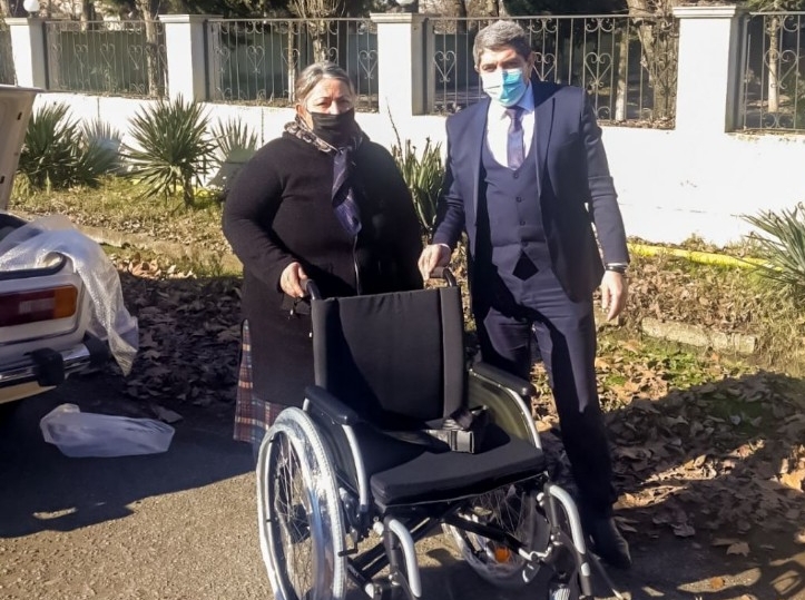 Əlilliyi olan 20 şəxsə təkərli oturacaq verilib