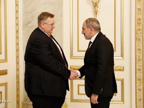 Пашинян и Оверчук обсудили ситуацию в Нагорном Карабахе
