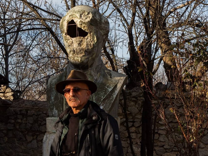 Культурный геноцид: Реза Дегати поделился снимками разбитой статуи Бюльбюля в Шуше – ФОТО