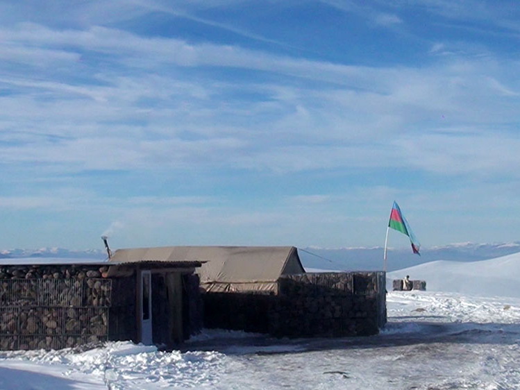 «С видом на заснеженное озеро Гёйча»: Азербайджанские солдаты несут службу в горах на границе с Арменией – ВИДЕО