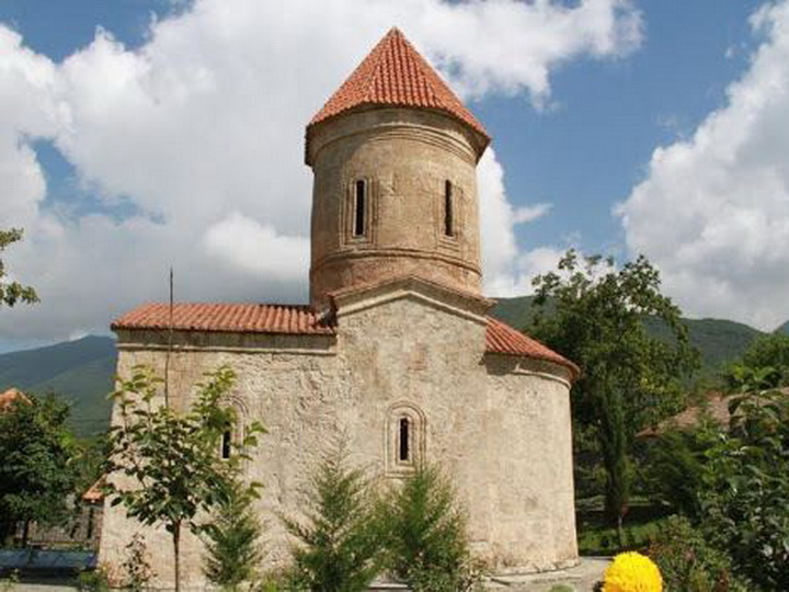 Находящиеся ранее под оккупацией 128 албанских храмов были преобразованы в армянские григорианские церкви