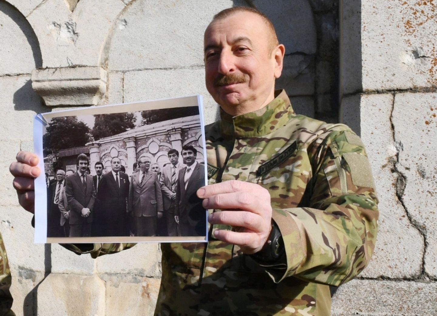 Ильхам Алиев в городе Шуша показал фото, сделанное на том же месте много лет назад - ФОТО