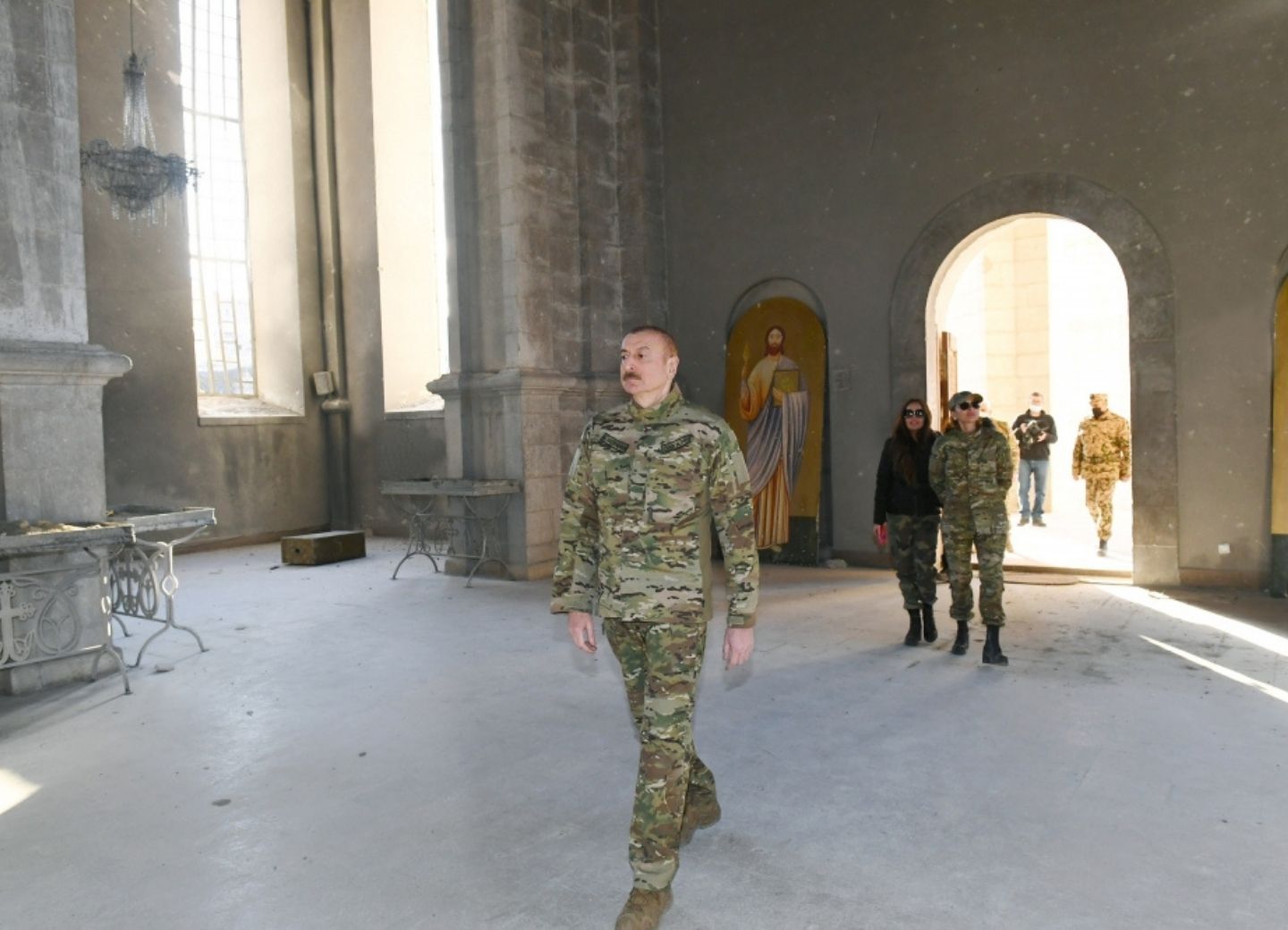 Ильхам Алиев посетил церковь в Шуше - ФОТО