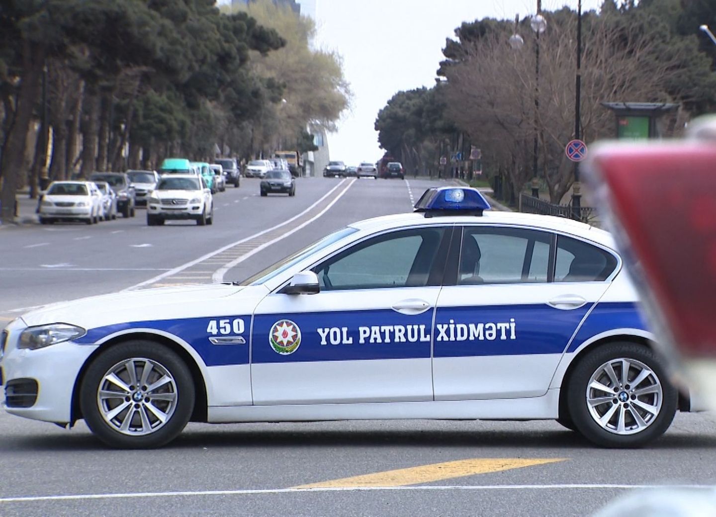 В Азербайджане мужчина напал на сотрудников Дорожной полиции