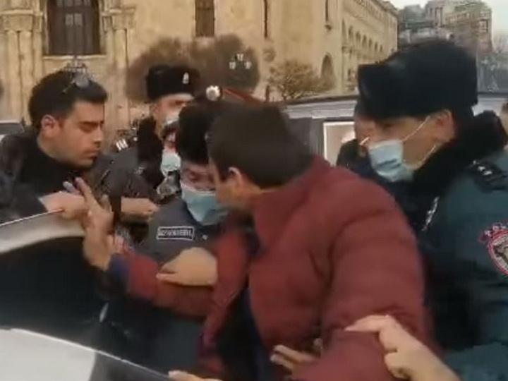 Акция протеста в Иреване: в полицию доставлен член партии Ванецяна – ВИДЕО
