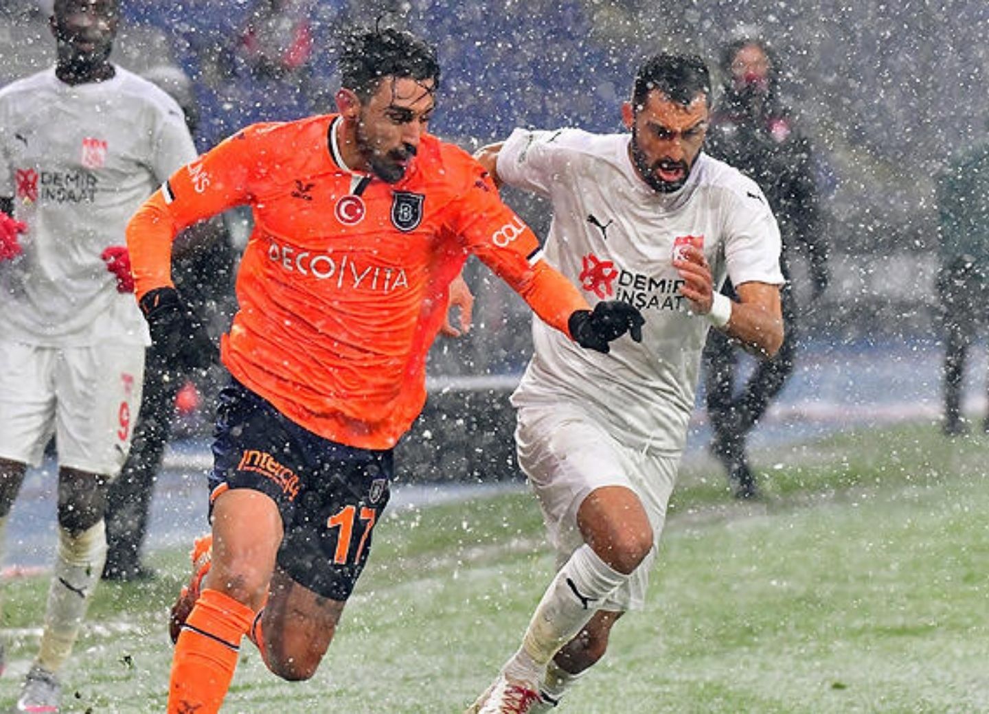 В Турции футболисты вышли на поле в белой форме и слились со снегопадом - ФОТО