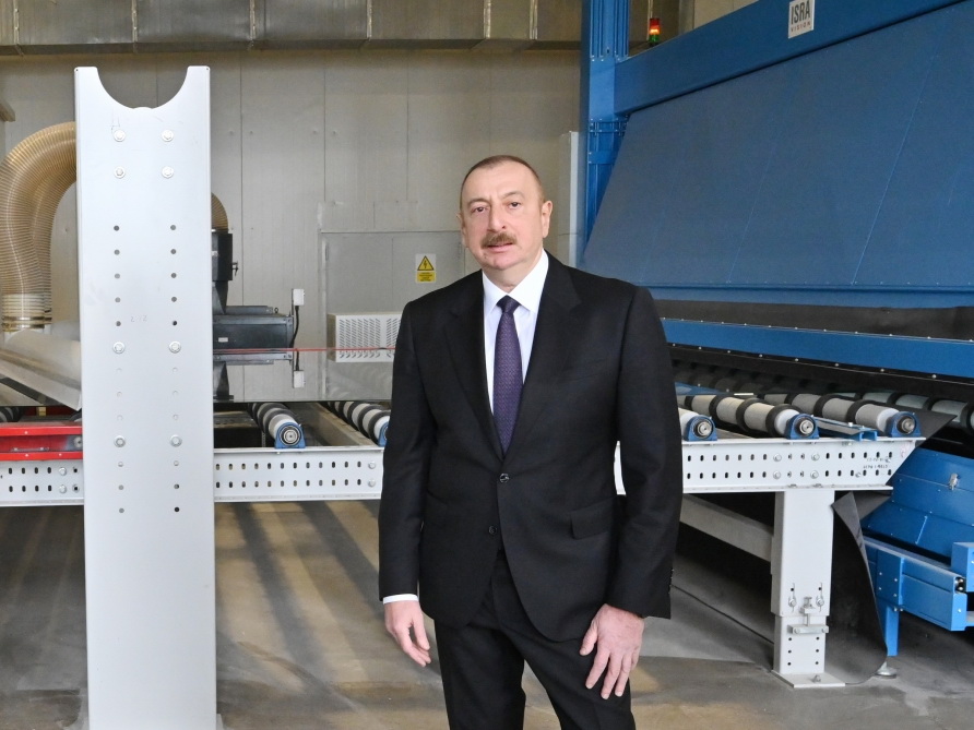 Ильхам Алиев заложил фундамент двух заводов и открыл предприятие по производству листового стекла в Сумгайыте