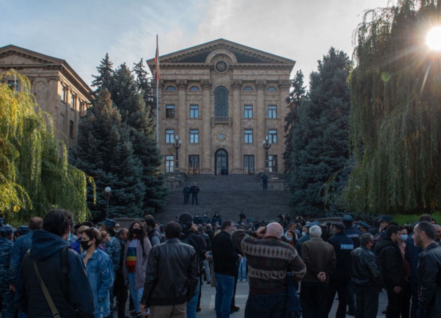 У здания парламента Армении проходит акция протеста - ВИДЕО