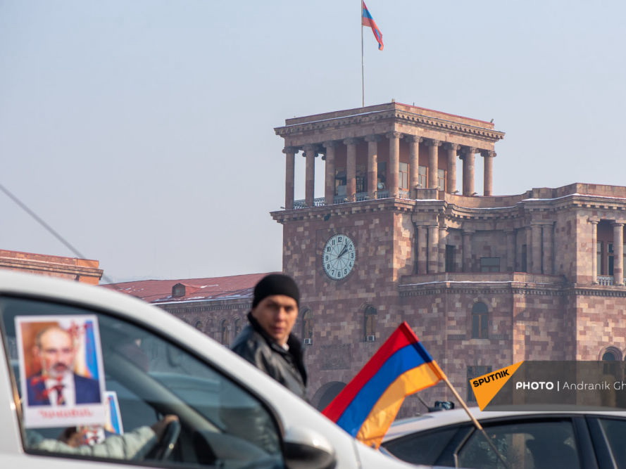 Полиция Армении подвергла приводу участника автопробега с требованием отставки Пашиняна - ВИДЕО