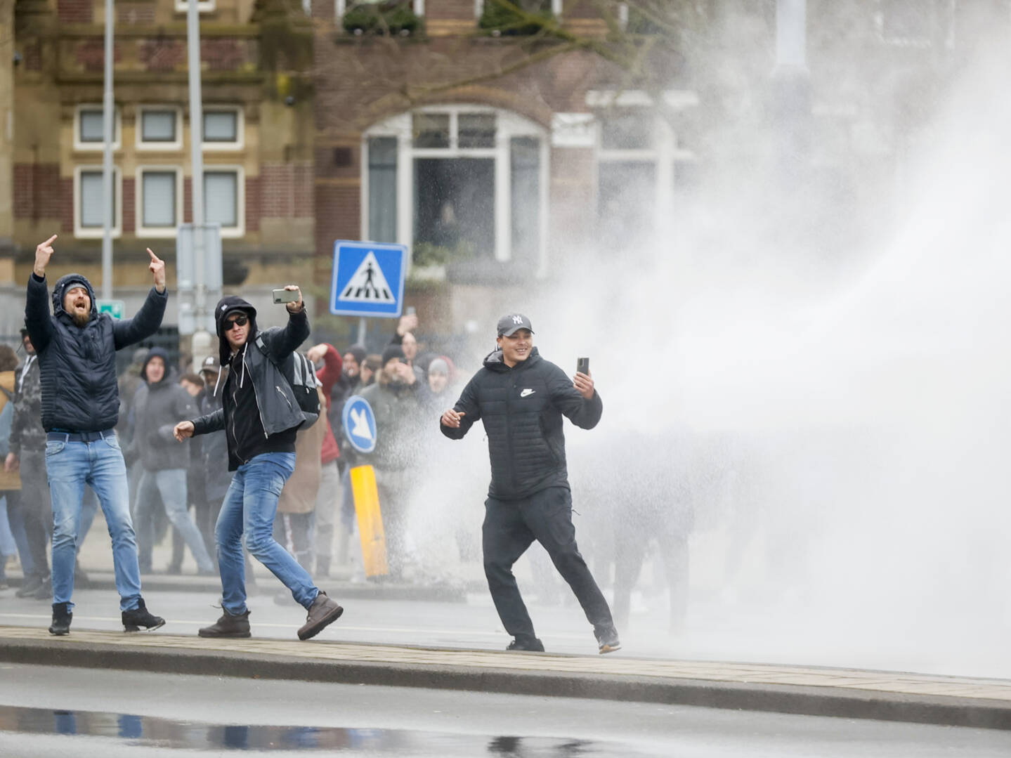 Жители выступили против. Слезоточивый ГАЗ для разгона демонстраций. Разгон демонстрации в Амстердаме. Водометы против демонстрантов. Водомет митинг.