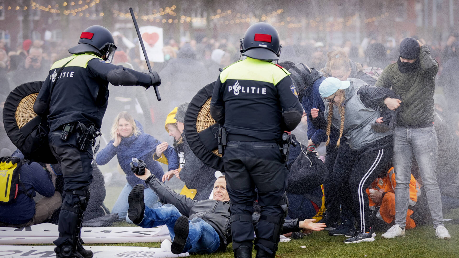 Разгон протестующих в Нидерландах