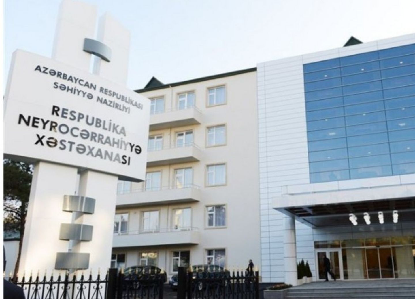 В Баку женщина выбросилась с балкона больницы
