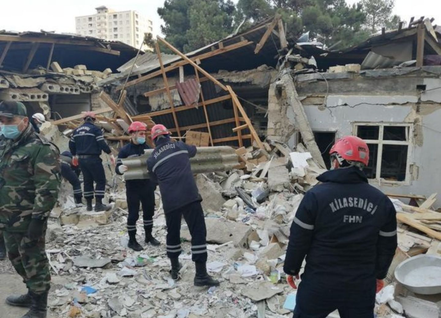 В Хырдалане из-под завалов дома, где произошел взрыв, найдено тело ребенка - ФОТО - ВИДЕО - ОБНОВЛЕНО
