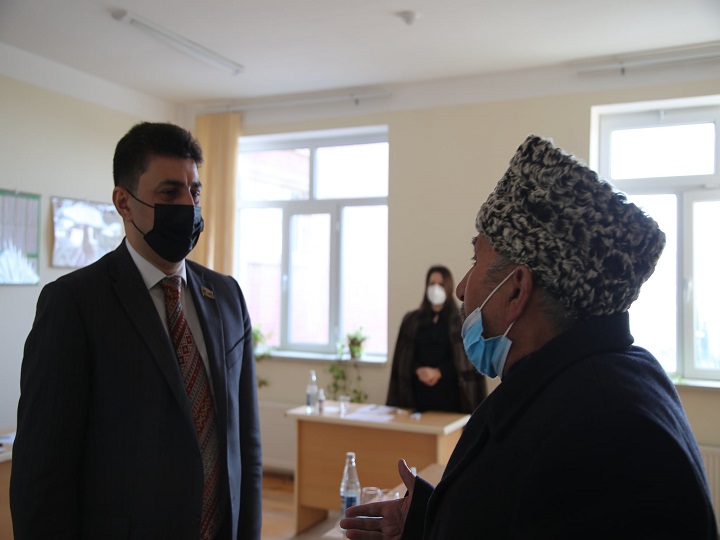 Şahin Seyidzadə Qobustan rayonunda səyyar qəbul həyata keçirib – FOTO