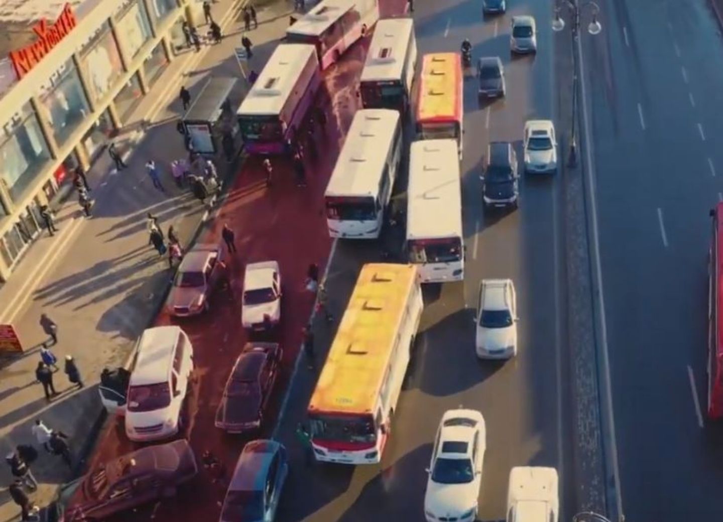 Выделенные для автобусов полосы на дорогах Баку заставлены припаркованными автомобилями – ВИДЕО