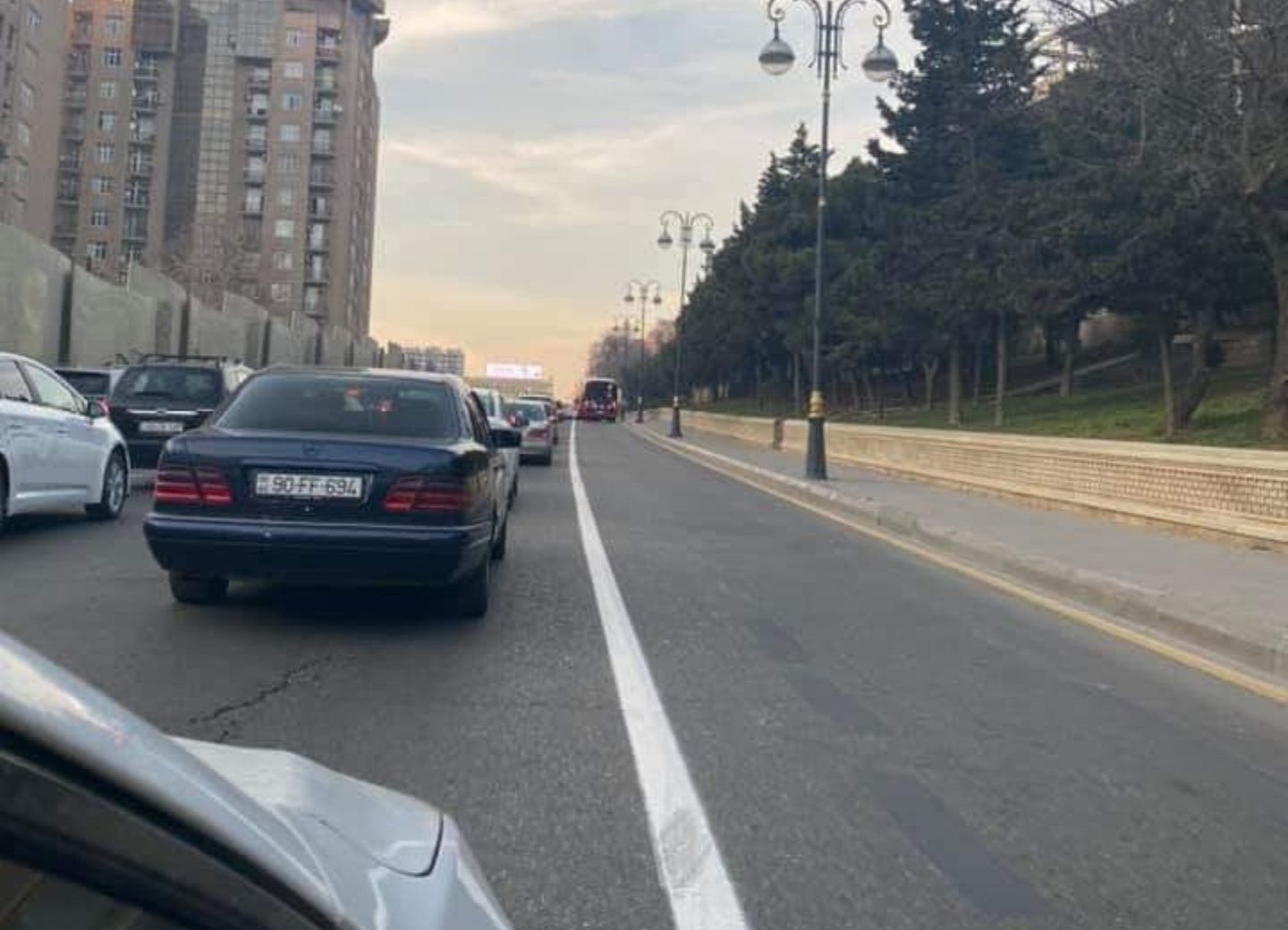 Еще на одной оживленной улице Баку автобусам выделена отдельная полоса – ФОТО