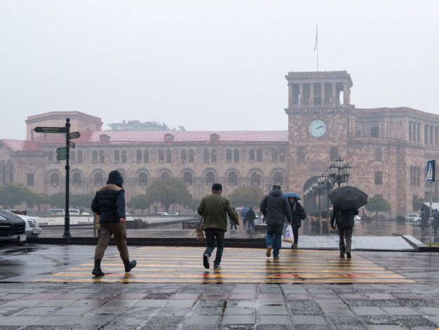 Власти Армении намерены реализовать соцпроекты за счет сокращения зарплат