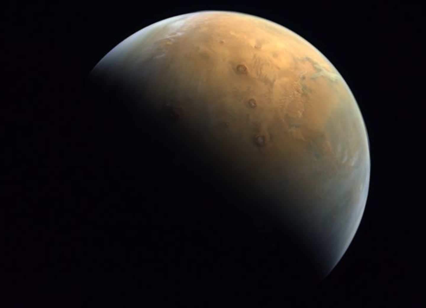 Арабский зонд прислал свое первое фото Марса
