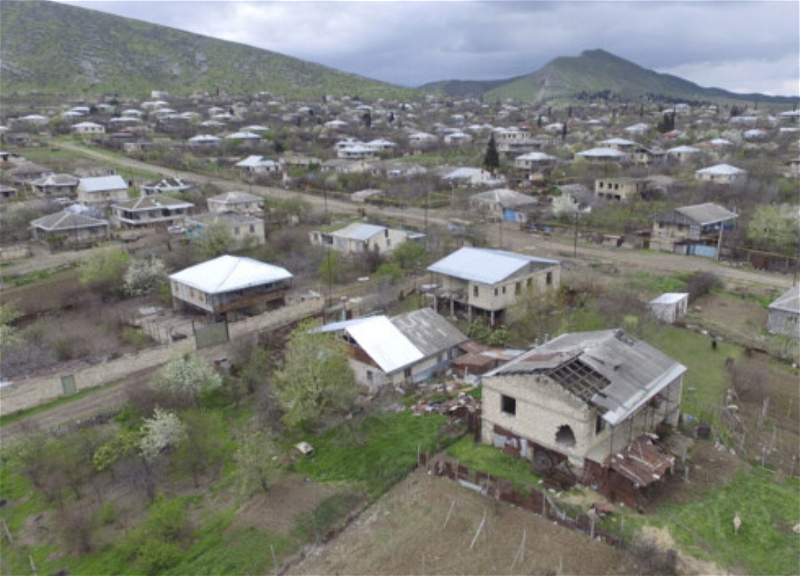 «Как в собачьей конуре». На что шли «миллионные вложения» в Карабах?