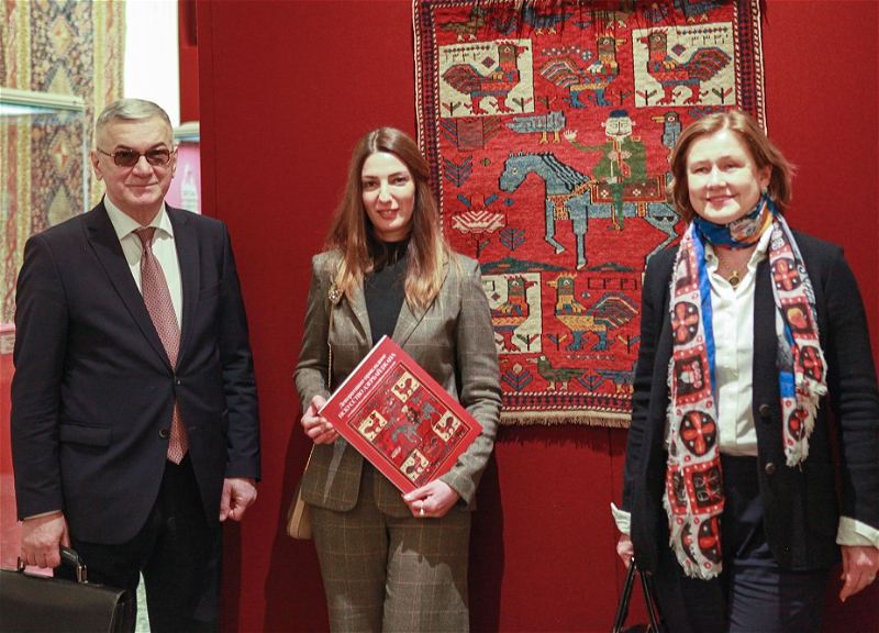 «Вплетая нить судьбы в ковер»: В Санкт-Петербурге представлены шедевры азербайджанского ковроткачества - ФОТО