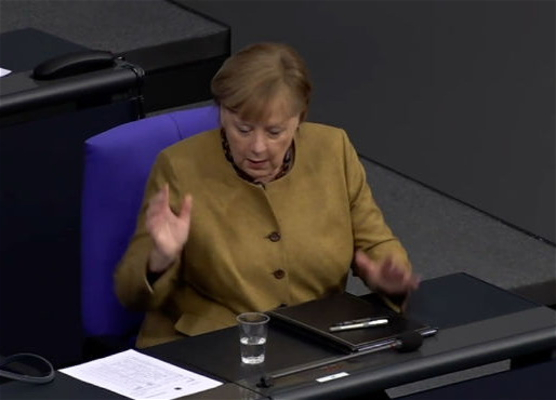 Конфуз Меркель: видео с забывшей надеть маску канцлером Германии взорвало Сеть – ВИДЕО