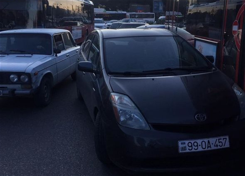 На оживленной бакинской дороге образовалась большая пробка - ФОТО