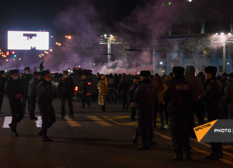 Оппозиция заблокировала здание полиции Армении и требует встречи с главой ведомства – ВИДЕО – ОБНОВЛЕНО
