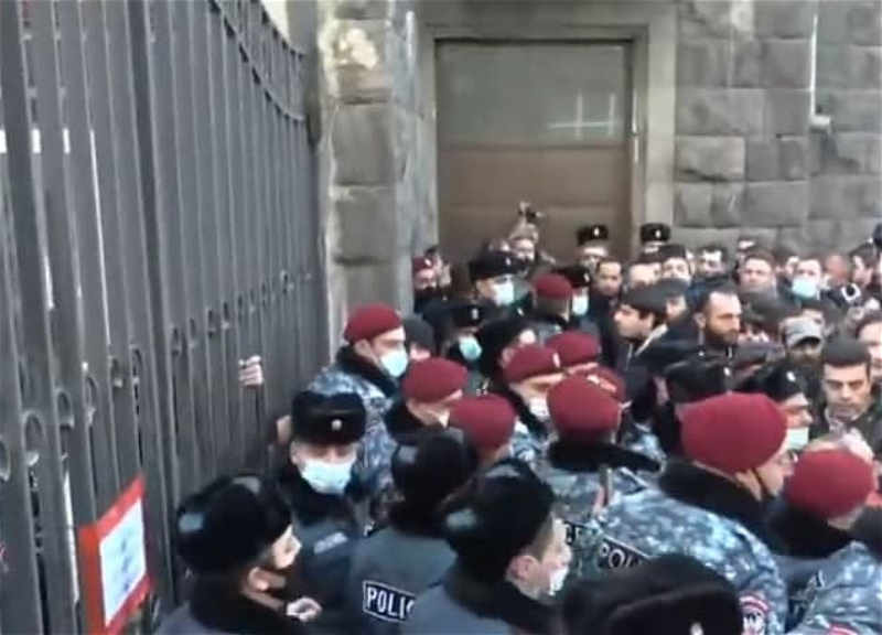 Протестующие в Иреване прорвались и в здание Экономического университета, полиция стянула силы - ОБНОВЛЕНО