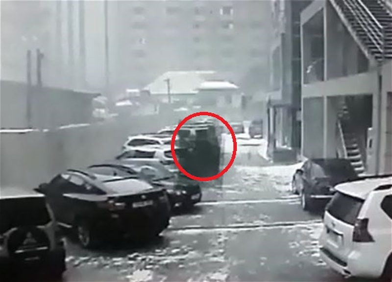 В Баку слетевшая с новостройки опалубка разбила припаркованные автомобили – ФОТО – ВИДЕО