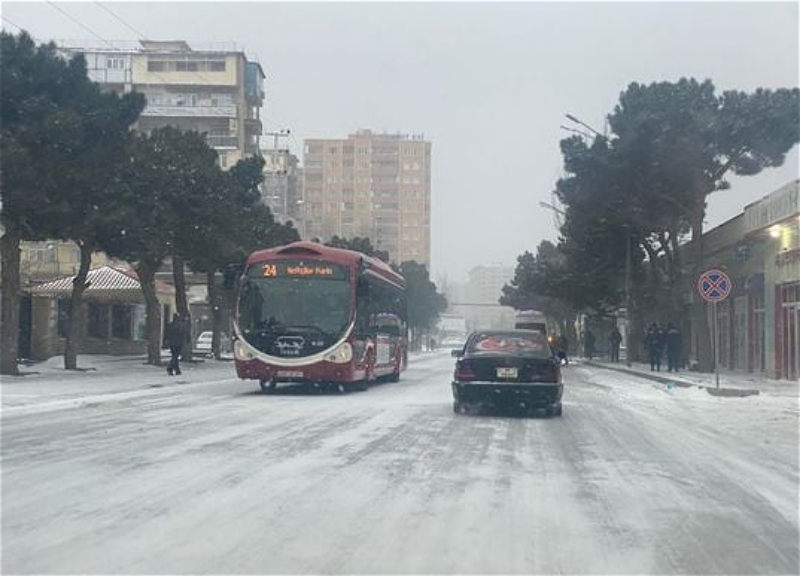 Снег сильно затруднил работу общественного транспорта в Баку и спровоцировал аварии – ФОТО