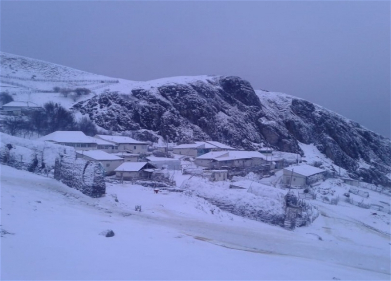 В большинстве районов Азербайджана идет снег