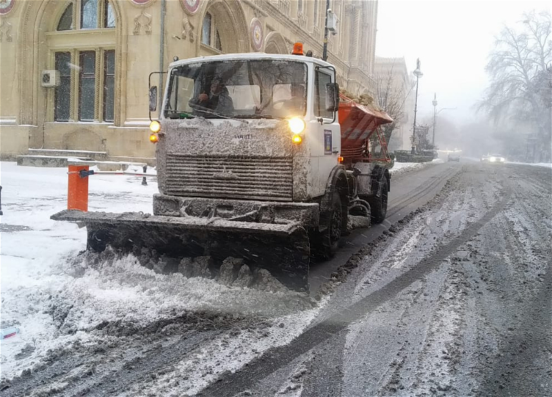 Дороги и тротуары Баку очищаются от снега, но движение автомобилей затруднено – ФОТО