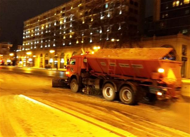 В Баку продолжаются снегоуборочные работы - ФОТО - ВИДЕО