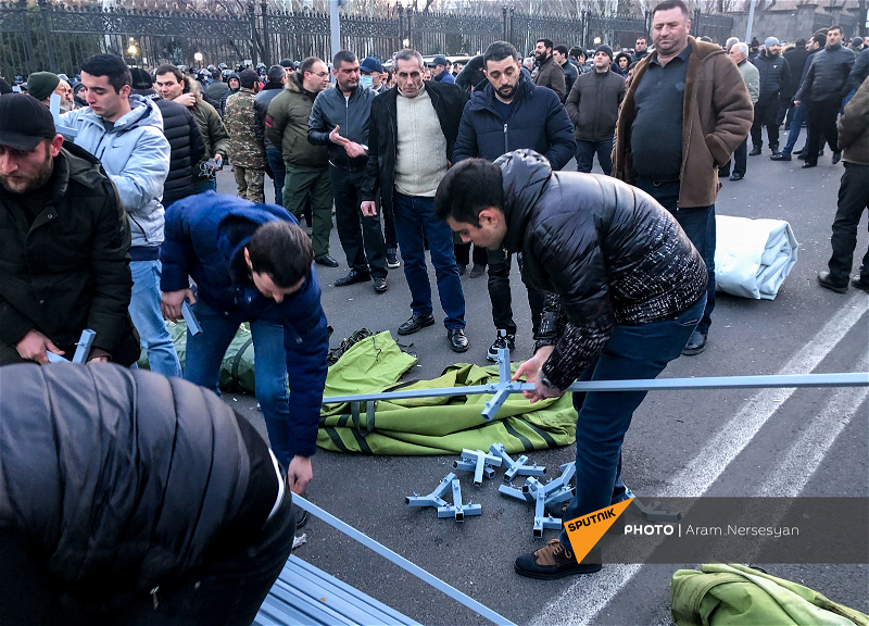 Оппозиция устанавливает палатки у здания парламента Армении – ФОТО