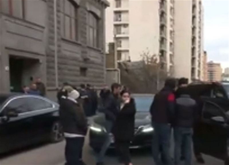 Yerevanda etirazçılar yolu bağladı - VİDEO