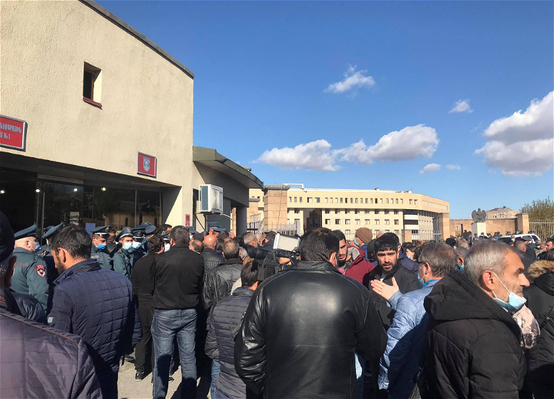 Родители солдат протестуют у МО Армении